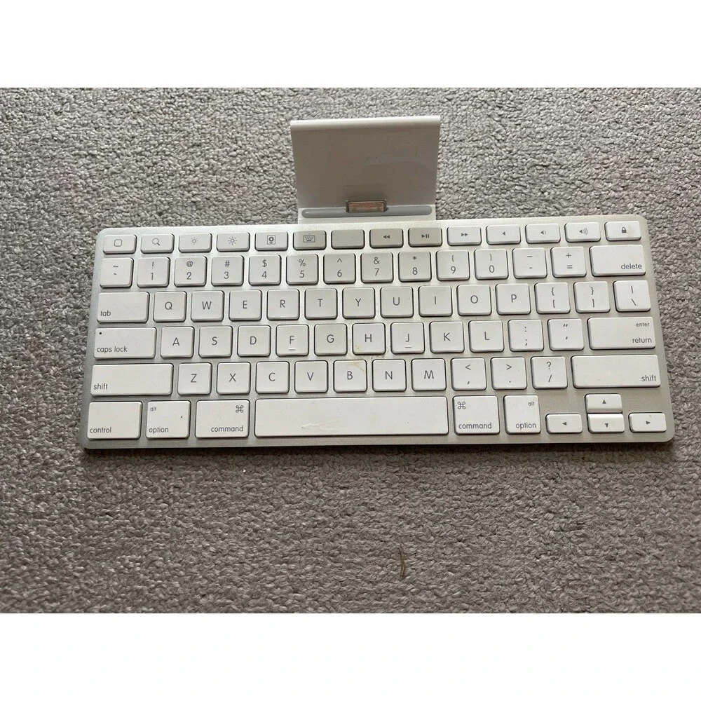 APPLE iPad Keyboard Dock for 1st 2nd 3rd Generation White Untested